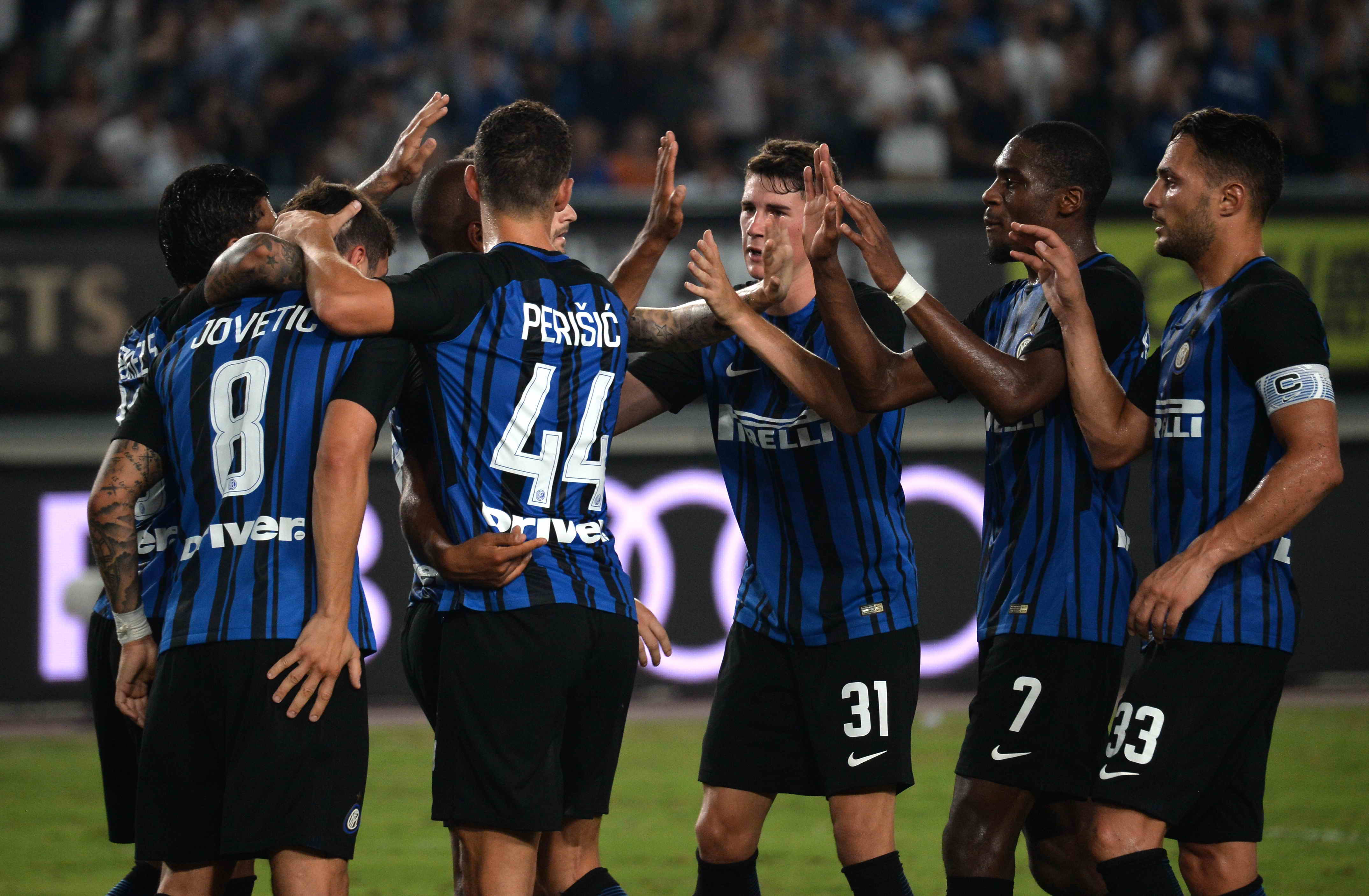 中超赛场争议判罚：VAR引发讨论,