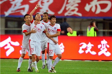 欧文突破防守送出关键助攻