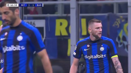 记者晒视频：钟义浩现场观看海牛比赛，海牛进球后他兴奋鼓掌