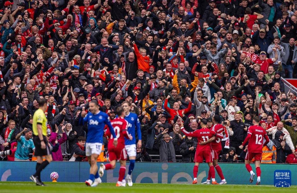 太阳报：女演员悉尼妹恢复单身后收到了大量英超球星的私信