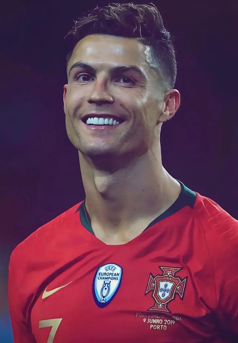 中超俱乐部欠薪问题严峻，准入审核难度大，职业化进程仍不完善。